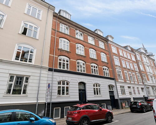 Lys 3-værelses taglejlighed med hems, kvist og vaskesøjle – midt i centrum