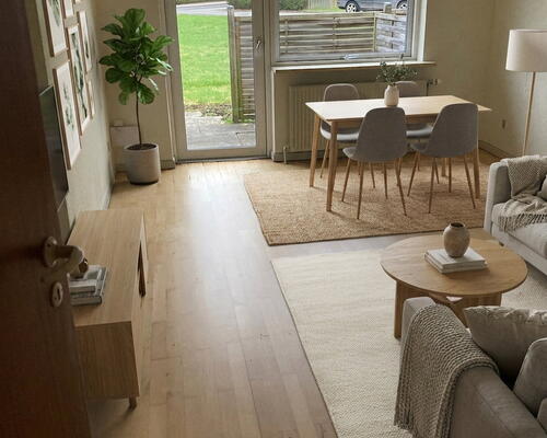 Lys 2-værelses i stueplan med terrasse og parkering – 43 m2