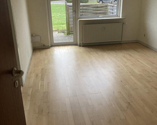 Lys 2-værelses i stueplan med terrasse og parkering – 43 m2