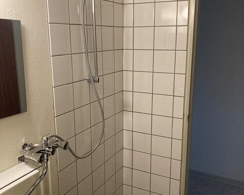 Lys 2-værelses i stueplan med terrasse og parkering – 43 m2