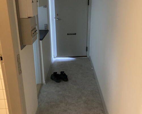 Lys 2-værelses i stueplan med terrasse og parkering – 43 m2
