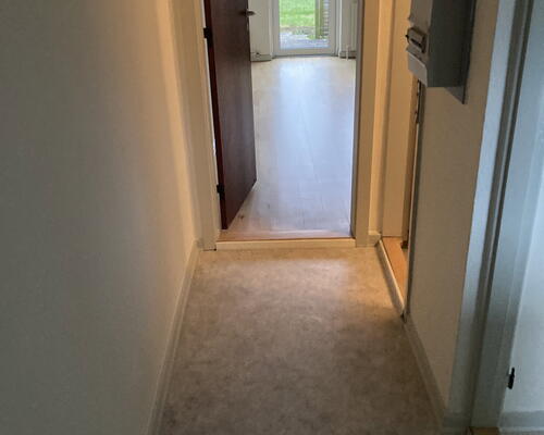 Lys 2-værelses i stueplan med terrasse og parkering – 43 m2