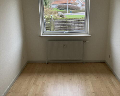 Lys 2-værelses i stueplan med terrasse og parkering – 43 m2
