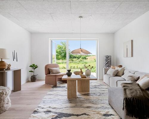 Nyopført familievenligt rækkehus i Snejbjerg med privat have/terrasse og mulighed for ladestander.