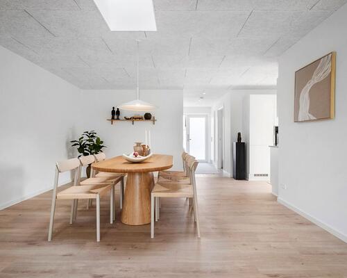Nyopført familievenligt rækkehus i Snejbjerg med privat have/terrasse og mulighed for ladestander.