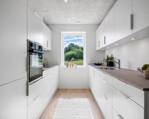 Nyopført familievenligt rækkehus i Snejbjerg med privat have/terrasse og mulighed for ladestander.