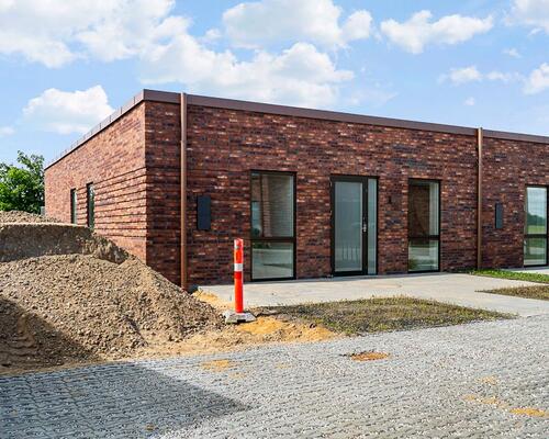 Nyopført familievenligt rækkehus i Snejbjerg med privat have/terrasse og mulighed for ladestander.