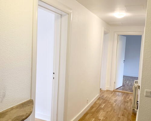 Delevenlig 3-værelses på 122 m2 med stort køkken-alrum, overdækket altan og parkering – husdyr tilladt