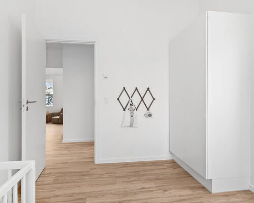 Lyst 4-værelses rækkehus i Jasminparken – 122 m2 med to badeværelser, to terrasser og carport – tæt på Aalborg Universitet