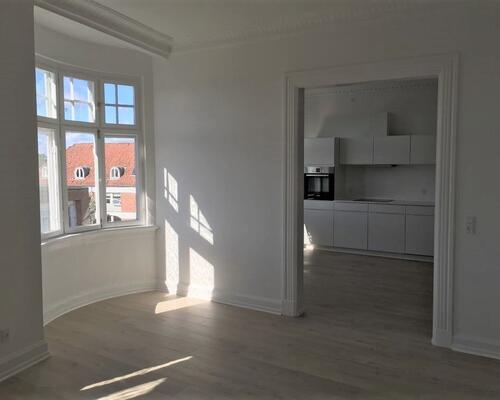 Fantastisk flot og lys lejlighed tæt på gågaden i Horsens hvor der er kælet for alle detaljerne.
