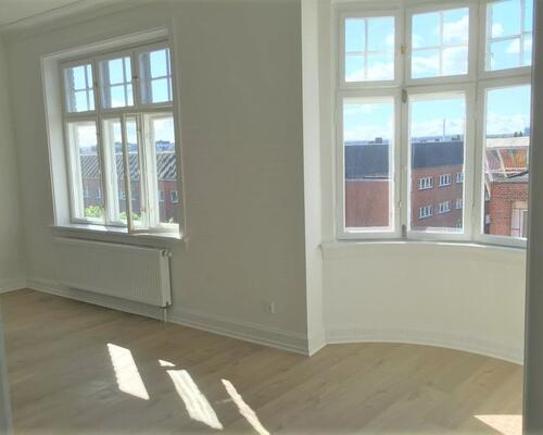 Fantastisk flot og lys lejlighed tæt på gågaden i Horsens hvor der er kælet for alle detaljerne.