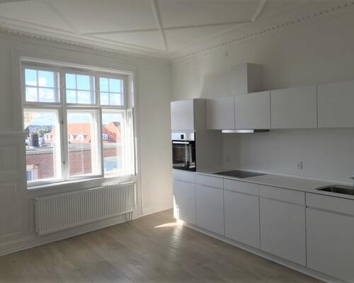 Fantastisk flot og lys lejlighed tæt på gågaden i Horsens hvor der er kælet for alle detaljerne.
