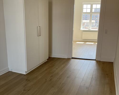 Fantastisk flot og lys lejlighed tæt på gågaden i Horsens hvor der er kælet for alle detaljerne.