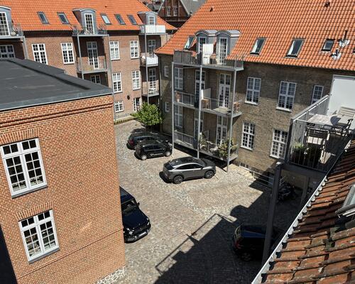 Fantastisk flot og lys lejlighed tæt på gågaden i Horsens hvor der er kælet for alle detaljerne.