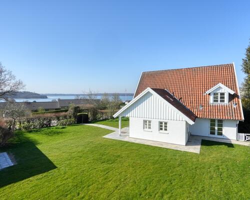 Panorama udsigt over Furesøen fra denne fantastiske liebhavervilla og mulighed for 7 værelser