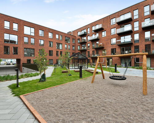 Rummelig 4-værelses lejlighed ved Ballerup st.