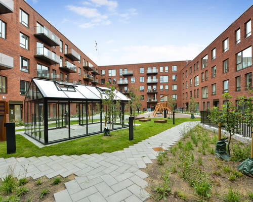 Rummelig 4-værelses lejlighed ved Ballerup st.