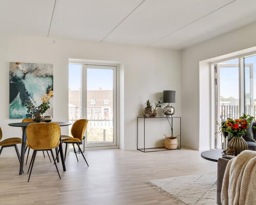 Lys og rummelig lejebolig med solrig altan og fri udsigt