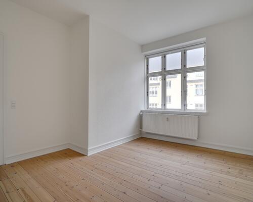 Rummelig lejlighed med broen som nabo
