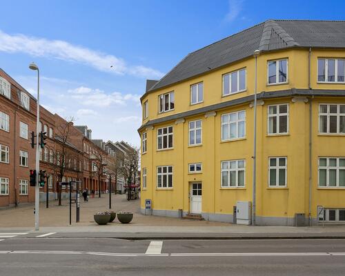 Rummelig lejlighed med broen som nabo