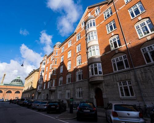 Skøn penthouse med stor tagterrasse og udsigt over Københavns tårne