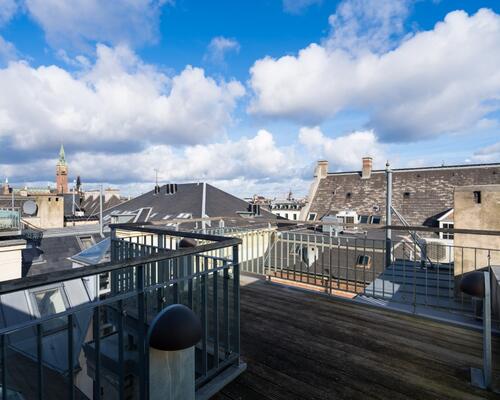 Skøn penthouse med stor tagterrasse og udsigt over Københavns tårne