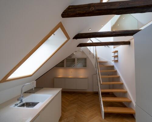 Skøn penthouse med stor tagterrasse og udsigt over Københavns tårne