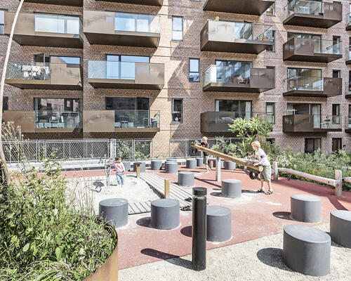 3 værelses lejlighed med to fine altaner, en øst -og vestvendt