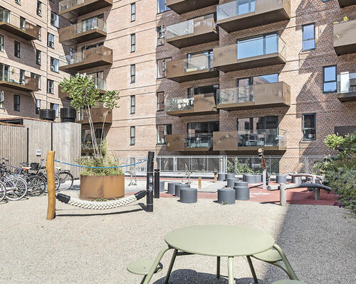 3 værelses lejlighed med to fine altaner, en øst -og vestvendt