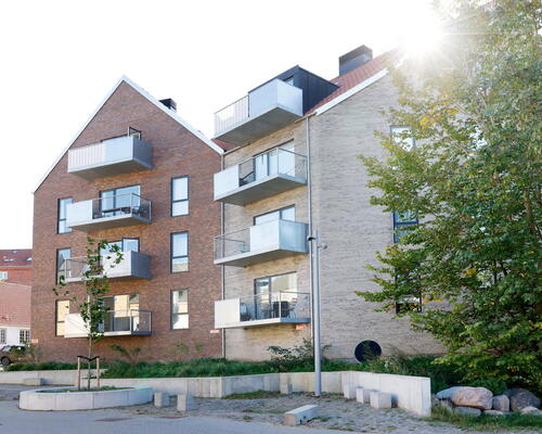 Dejlig 3 vær. bolig højt beliggende. Store vinduer og dejlig lys lejlighed med udkig til grønt