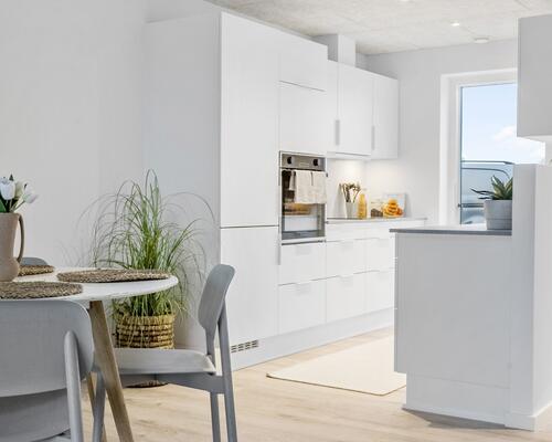 Nyt familievenligt rækkehus i Snejbjerg med privat have/terrasse og mulighed for ladestander.
