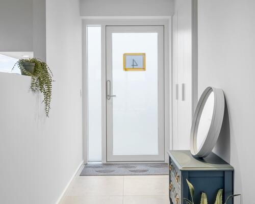 Nyt familievenligt rækkehus i Snejbjerg med privat have/terrasse og mulighed for ladestander.