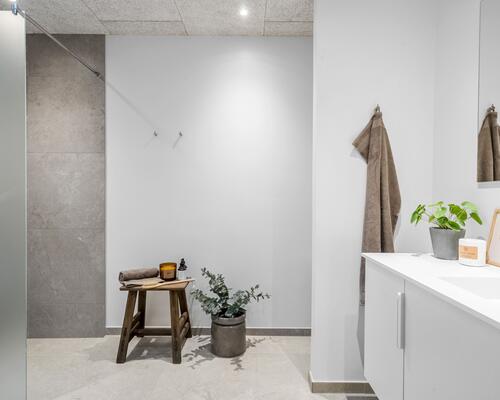 Nyt familievenligt rækkehus i Snejbjerg med privat have/terrasse og mulighed for ladestander.