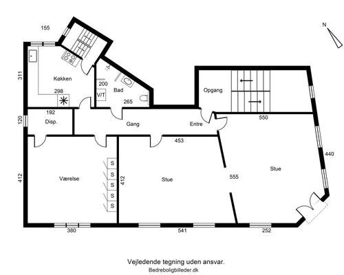 Lys 3-værelses på 102 m2 med stuk, to stuer og kig til grønt gårdmiljø