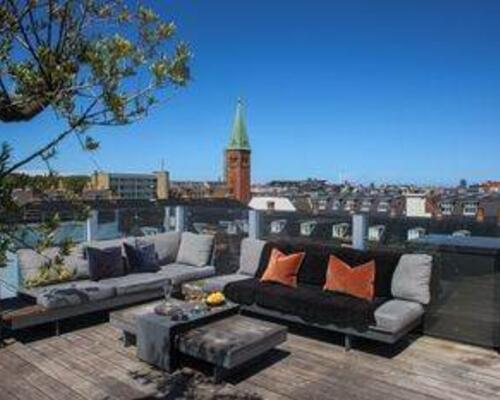Eksklusiv møbleret penthouse med privat tagterrasse og panoramaudsigt over København til udlejning for 6-12 mdr.