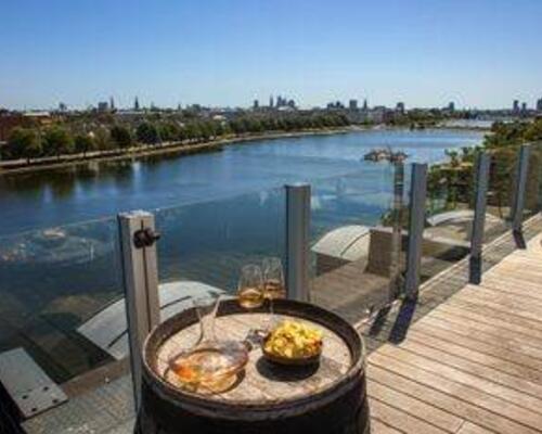Eksklusiv møbleret penthouse med privat tagterrasse og panoramaudsigt over København til udlejning for 6-12 mdr.