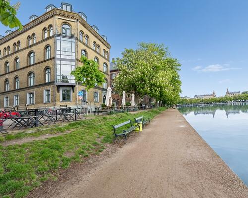 Eksklusiv møbleret penthouse med privat tagterrasse og panoramaudsigt over København til udlejning for 6-12 mdr.