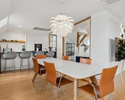 Eksklusiv møbleret penthouse med privat tagterrasse og panoramaudsigt over København til udlejning for 6-12 mdr.