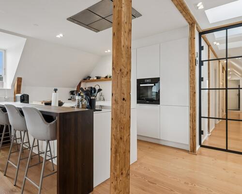 Eksklusiv møbleret penthouse med privat tagterrasse og panoramaudsigt over København til udlejning for 6-12 mdr.