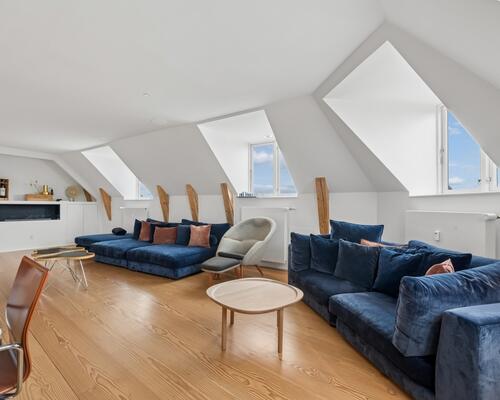 Eksklusiv møbleret penthouse med privat tagterrasse og panoramaudsigt over København til udlejning for 6-12 mdr.
