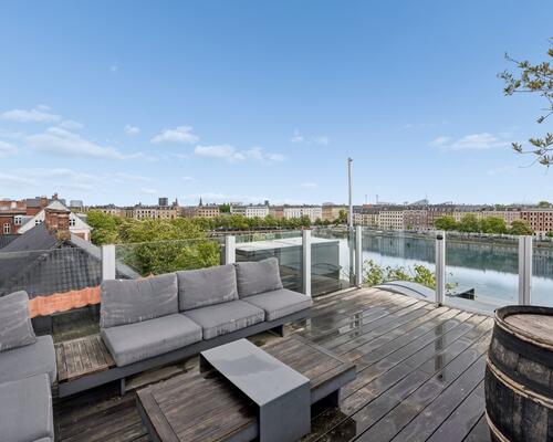 Eksklusiv møbleret penthouse med privat tagterrasse og panoramaudsigt over København til udlejning for 6-12 mdr.