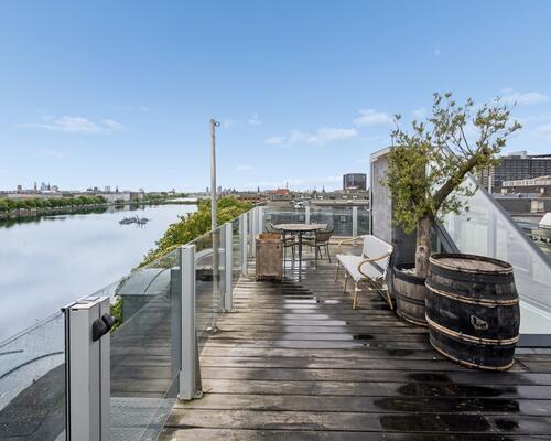 Eksklusiv møbleret penthouse med privat tagterrasse og panoramaudsigt over København til udlejning for 6-12 mdr.