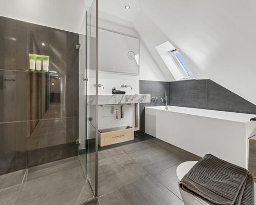 Eksklusiv møbleret penthouse med privat tagterrasse og panoramaudsigt over København til udlejning for 6-12 mdr.