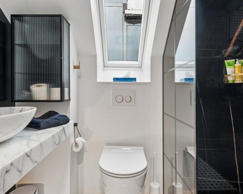 Eksklusiv møbleret penthouse med privat tagterrasse og panoramaudsigt over København til udlejning for 6-12 mdr.