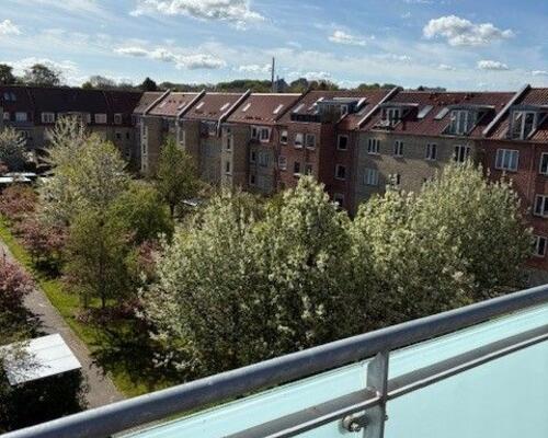 Lys og charmerende 2-værelses med stor solrig terrasse
