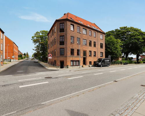 Lys 3-værelses på 102 m2 med stuk, to stuer og kig til grønt gårdmiljø