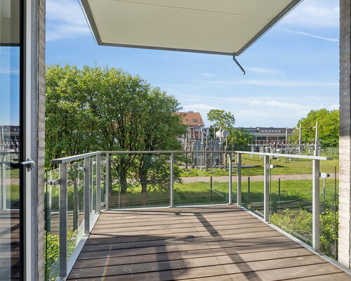 Lys 2-værelses med stor altan, elevator og tagterrasse – tæt på Lindholm Søpark