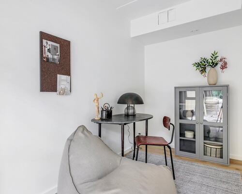 Rummelig treværelses bolig med privat terrasse