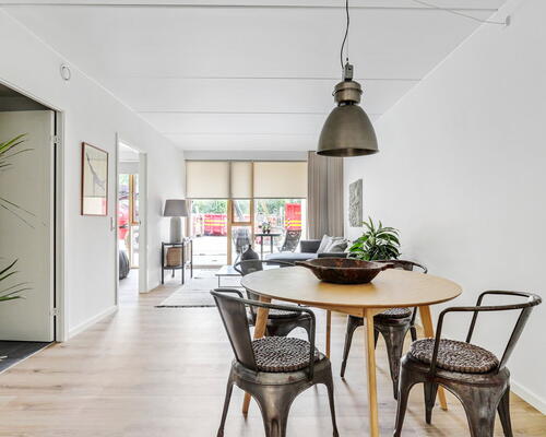 Rummelig treværelses bolig med privat terrasse