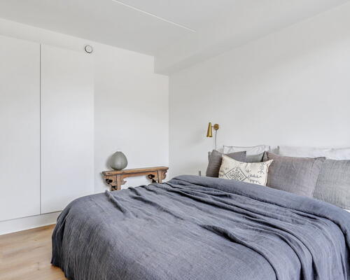Rummelig treværelses bolig med privat terrasse